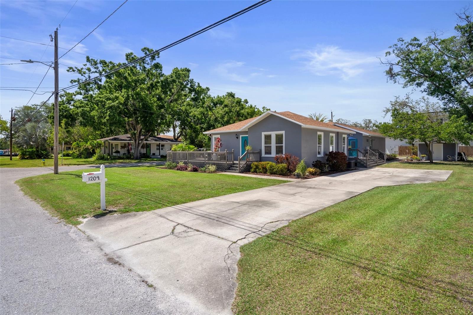 Listing photo id 52 for 1209 Adalee Street