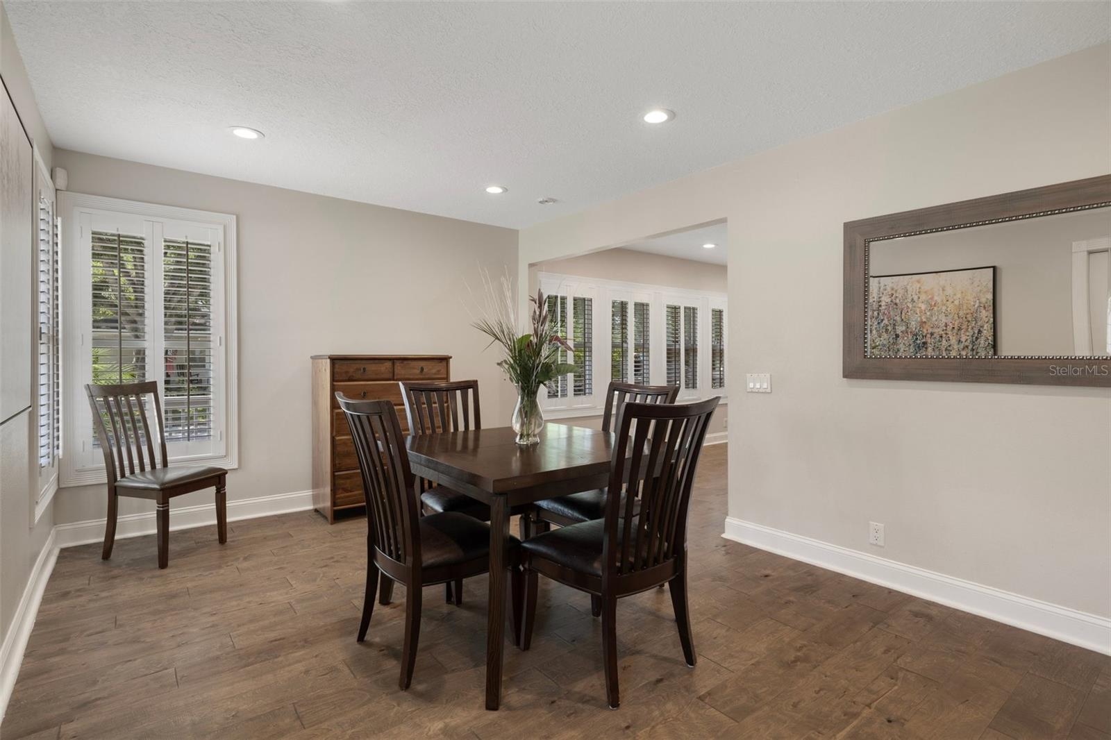 Listing photo id 4 for 1209 Adalee Street