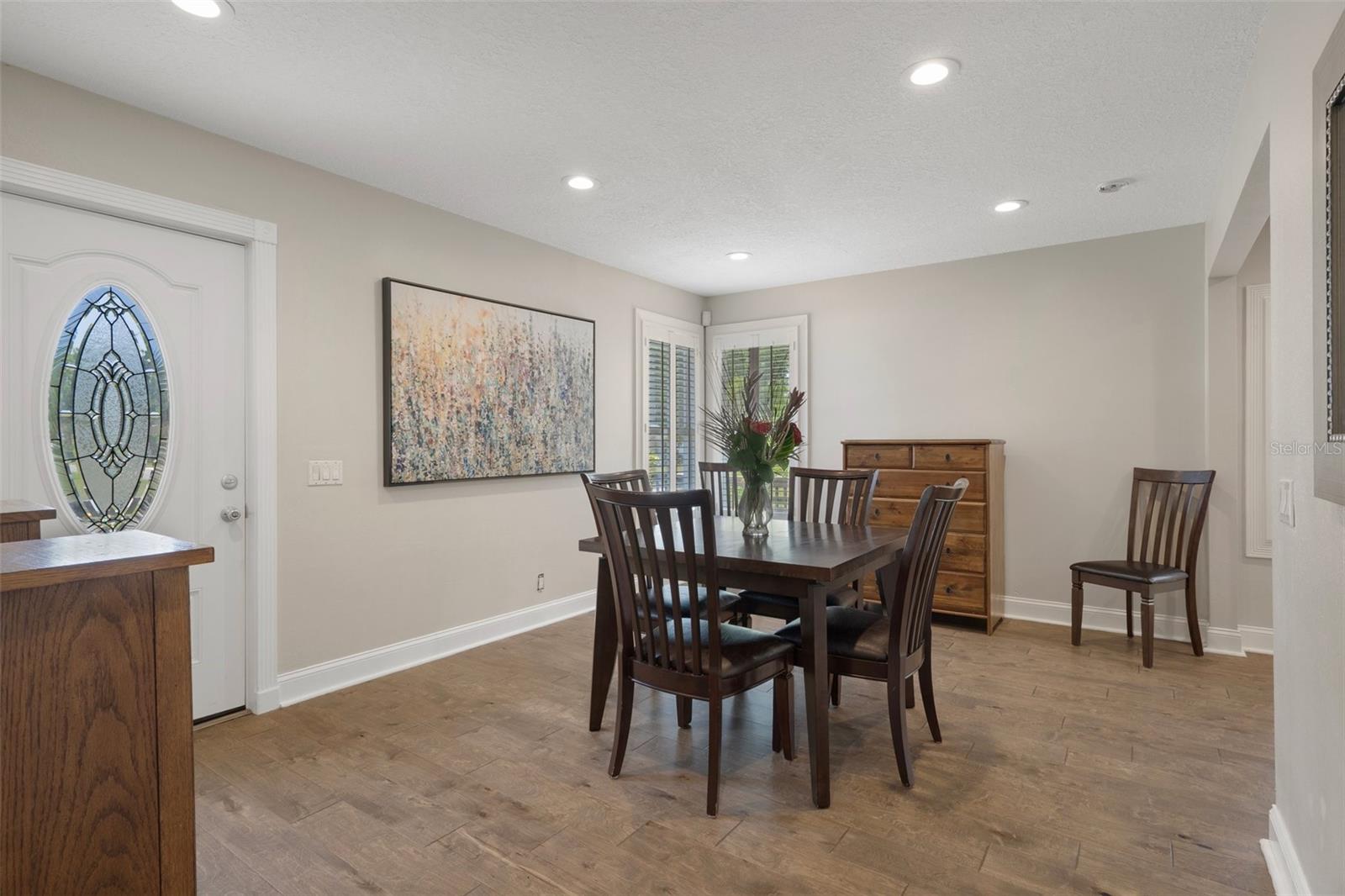 Listing photo id 5 for 1209 Adalee Street