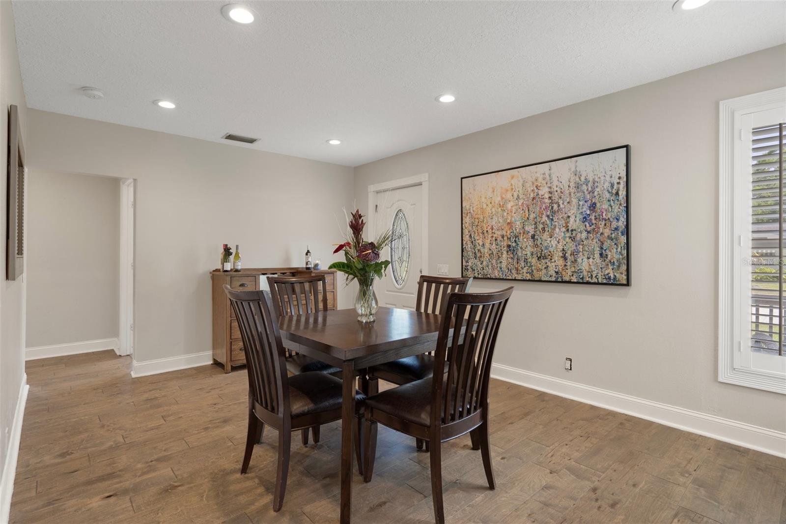 Listing photo id 6 for 1209 Adalee Street
