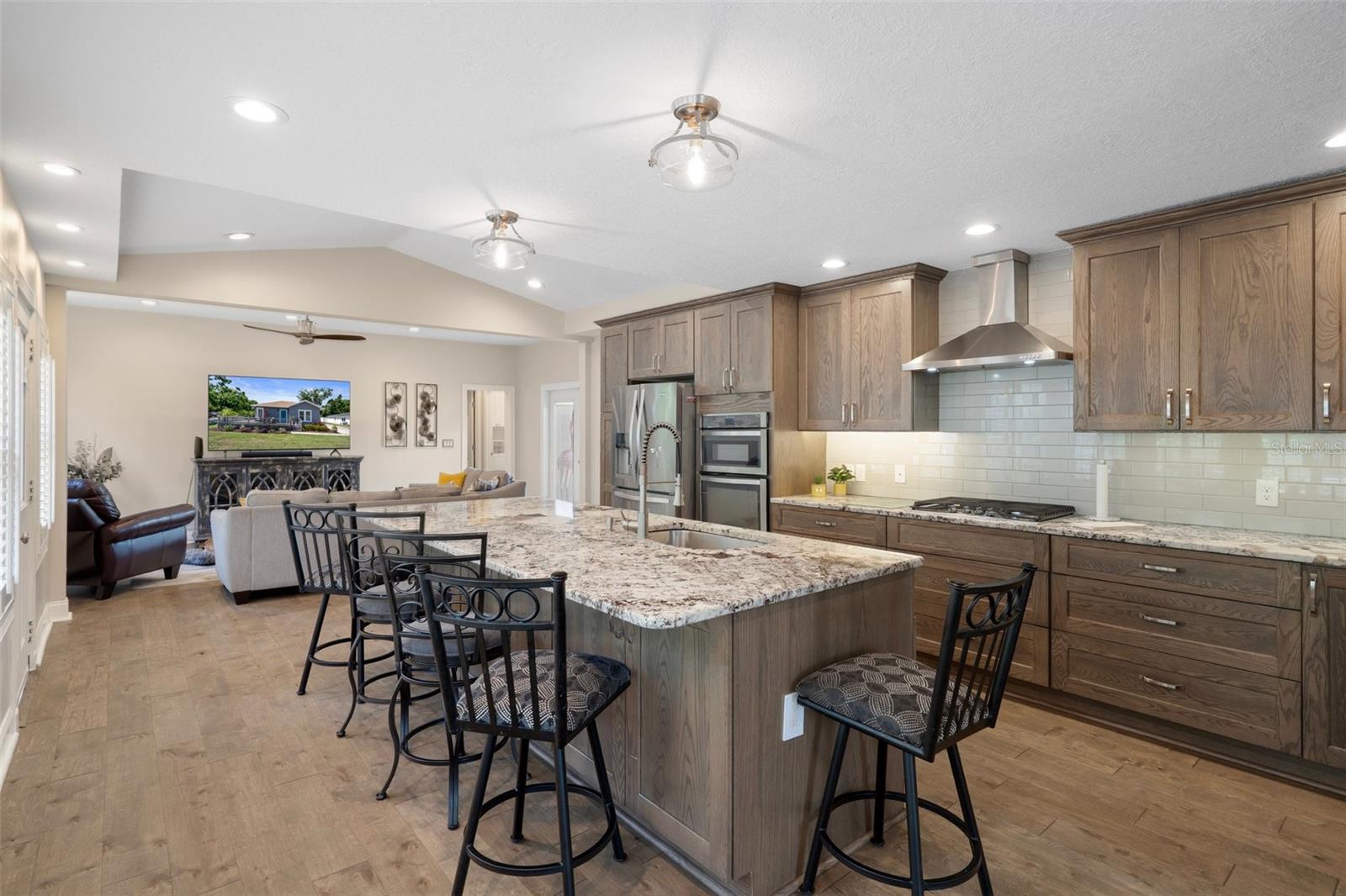 Listing photo id 7 for 1209 Adalee Street