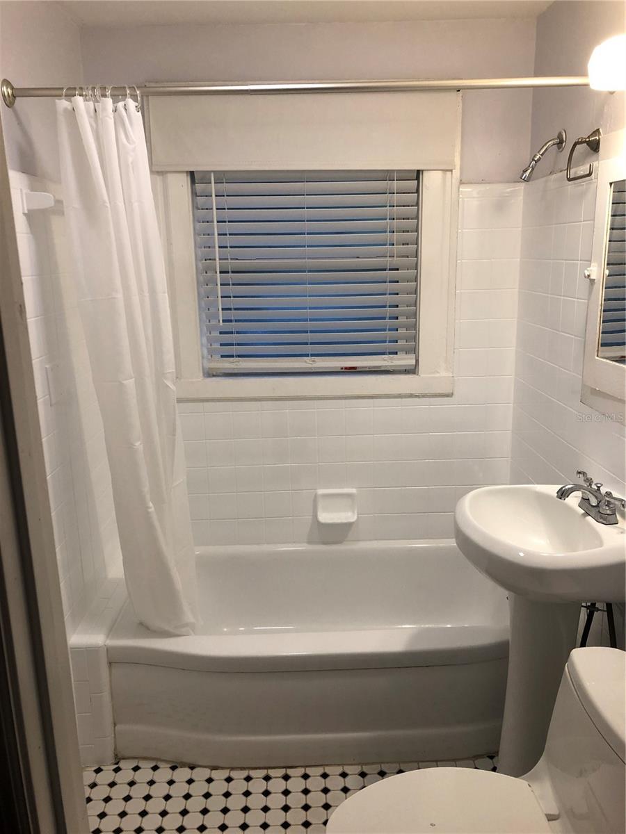 Image 10 of 39 For 122 19 Avenue N