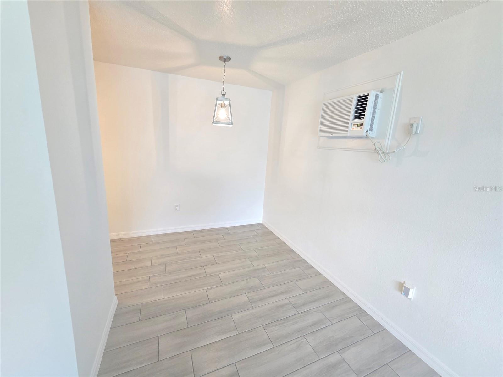 Listing photo id 11 for 2210 Irene Street