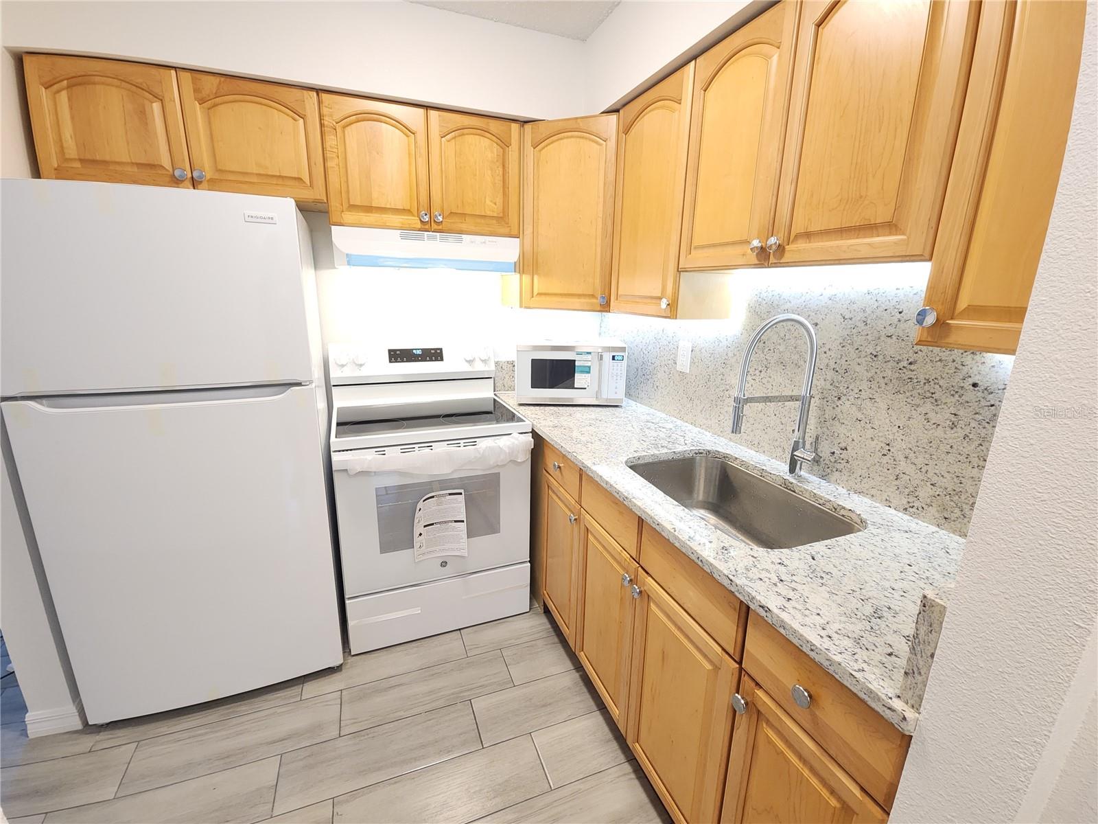Listing photo id 12 for 2210 Irene Street