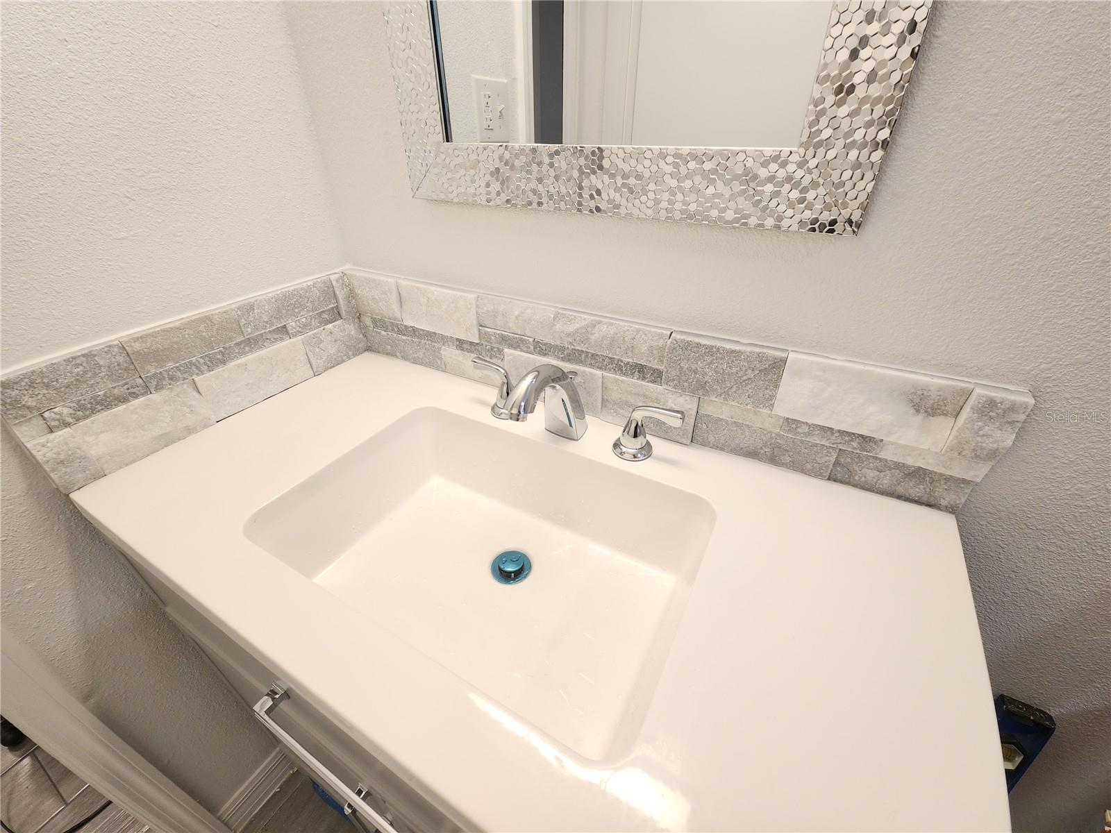 Listing photo id 13 for 2210 Irene Street