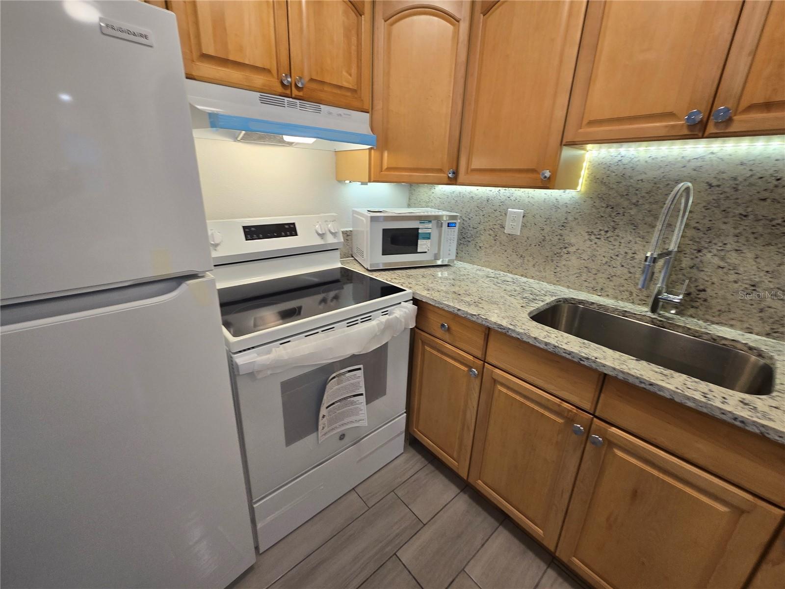 Listing photo id 3 for 2210 Irene Street