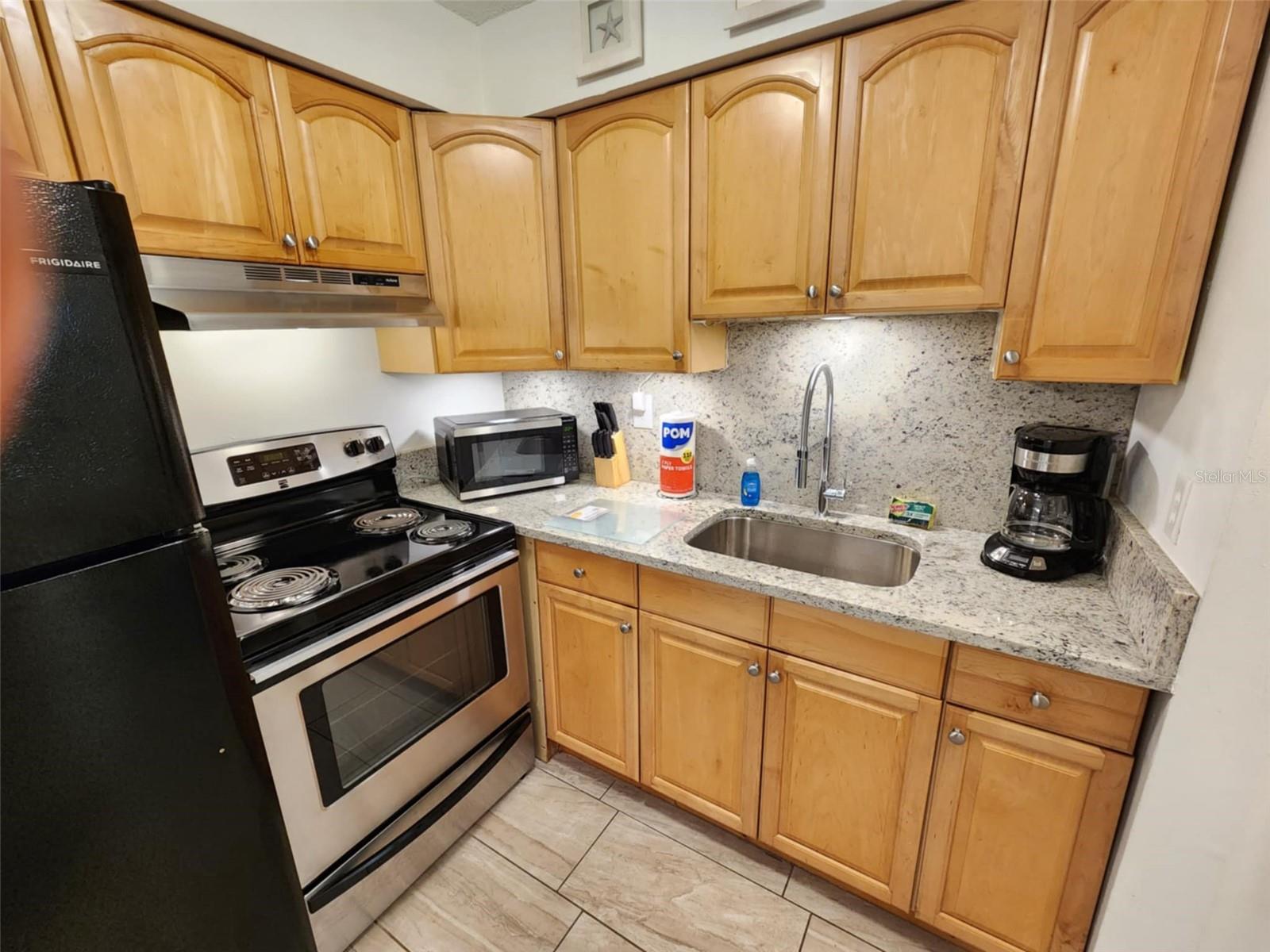 Listing photo id 74 for 2210 Irene Street