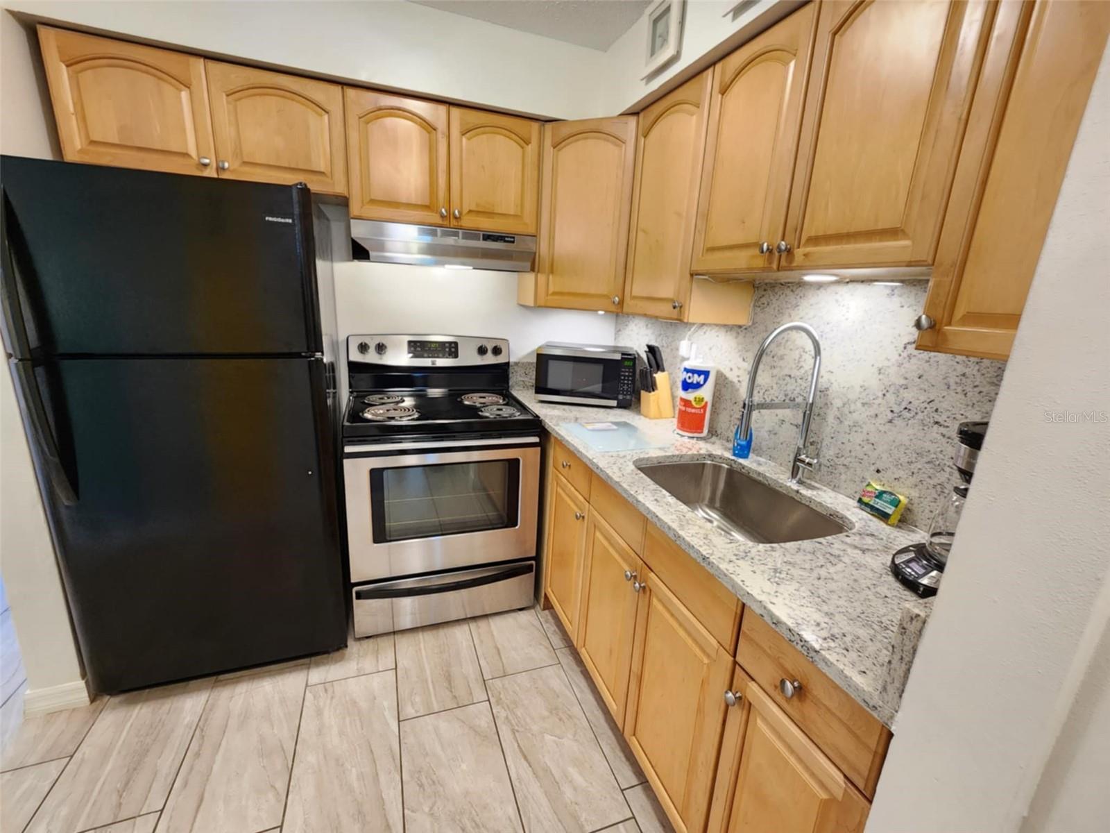 Listing photo id 75 for 2210 Irene Street