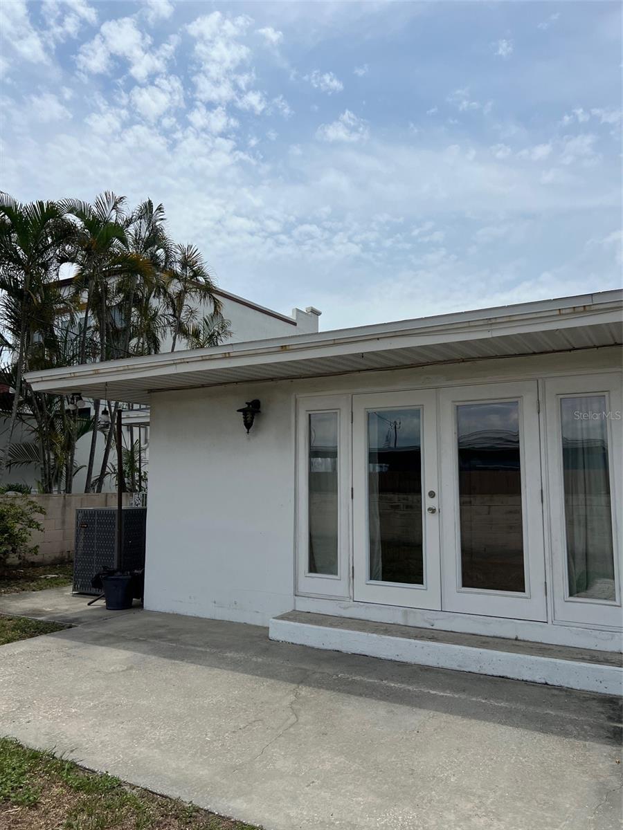 Image 3 of 24 For 627 Davis Boulevard