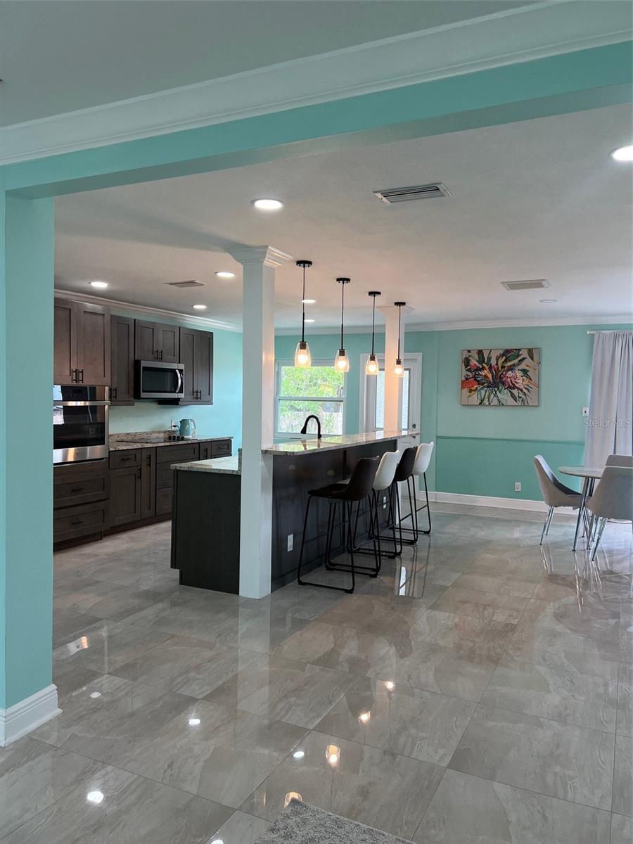 Image 4 of 24 For 627 Davis Boulevard
