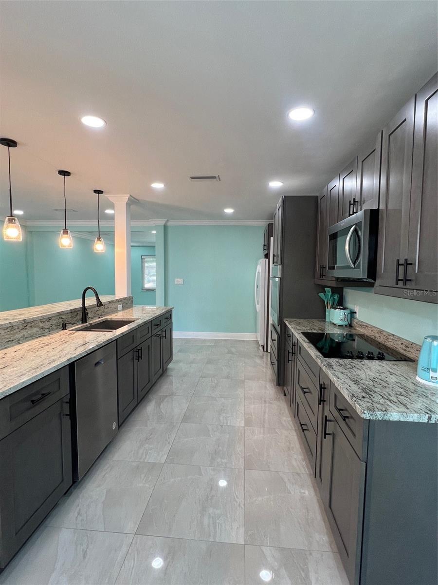 Image 7 of 24 For 627 Davis Boulevard