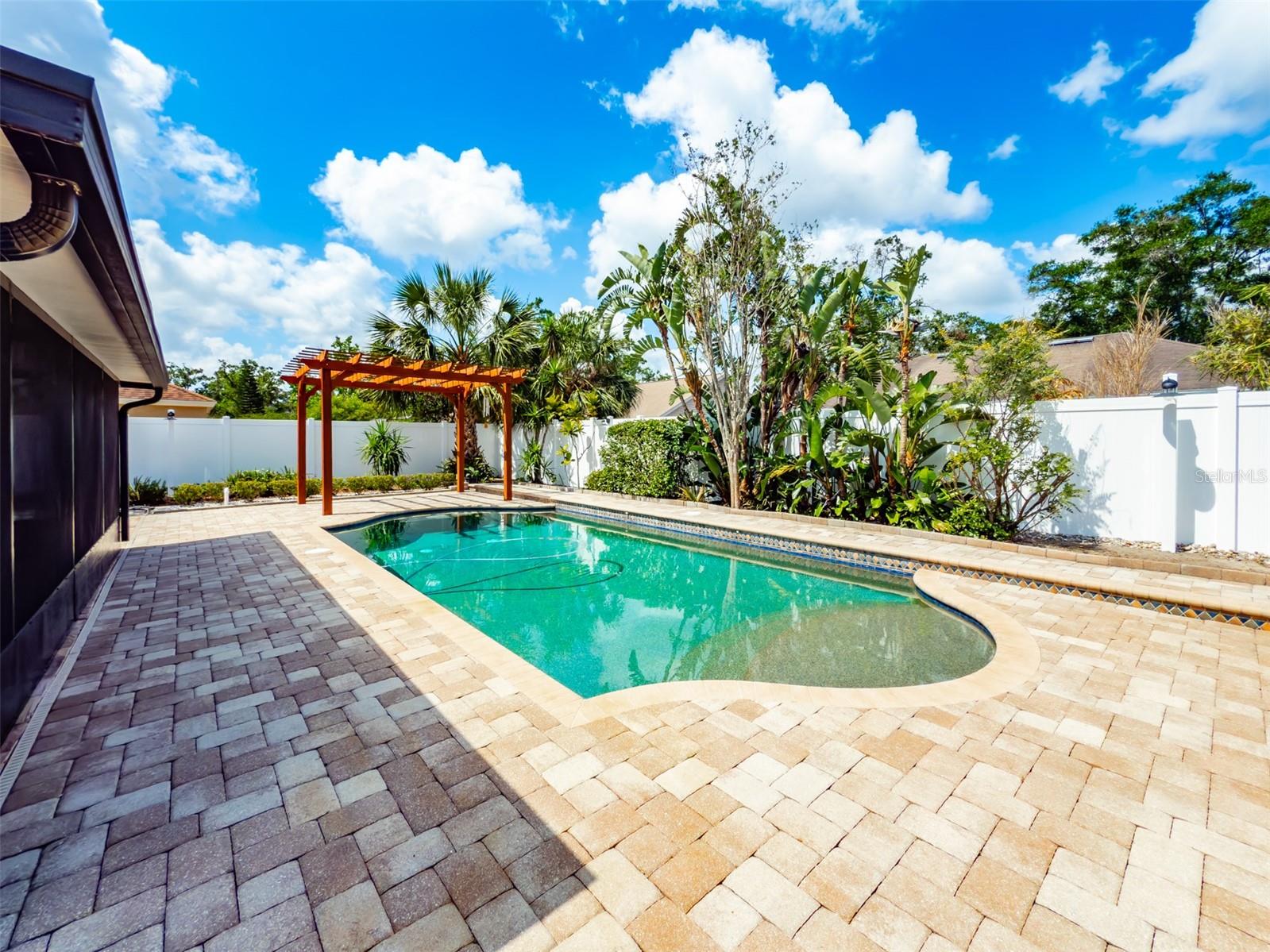 Image 10 of 40 For 14717 Redcliff Drive