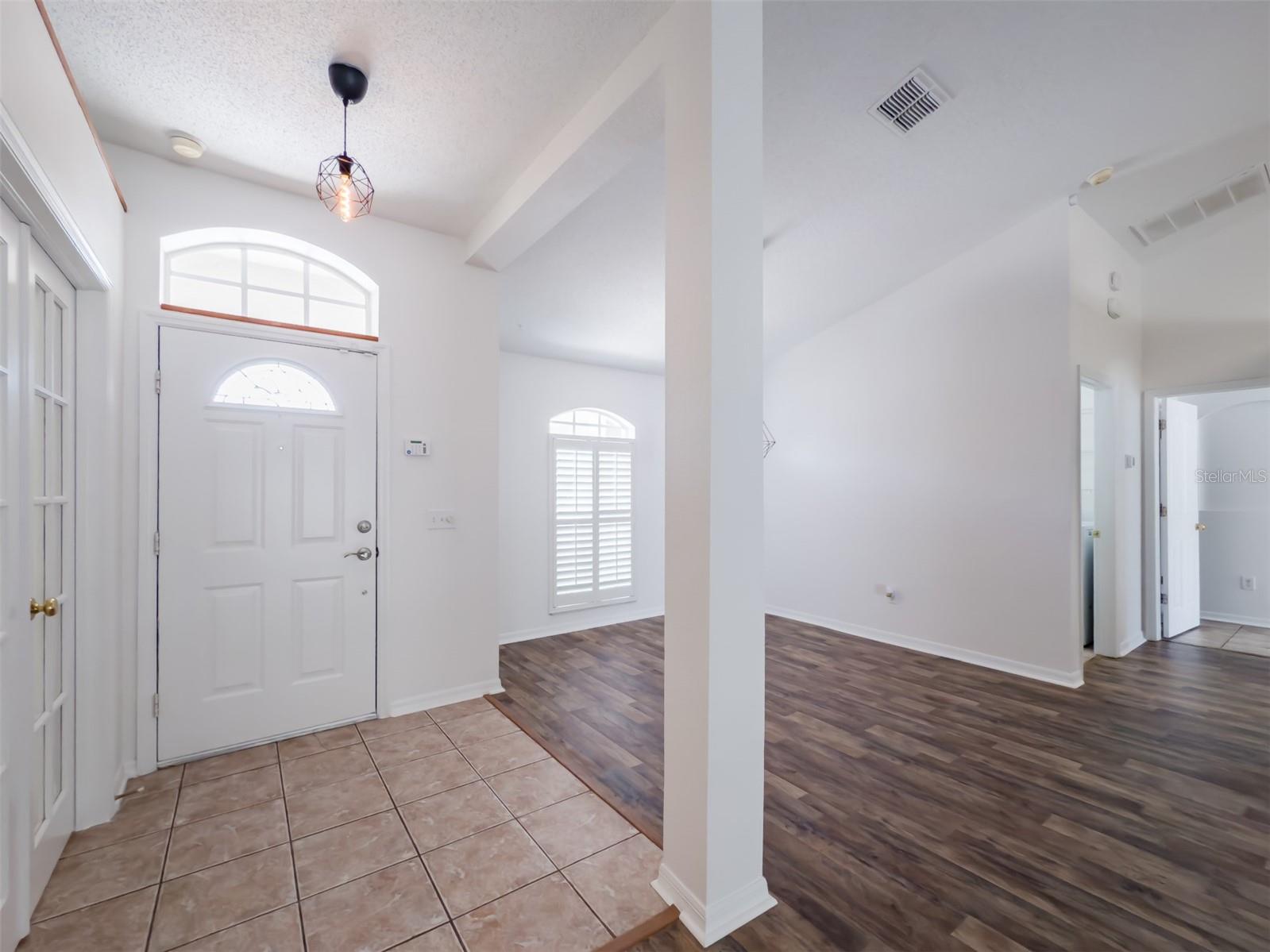 Image 17 of 40 For 14717 Redcliff Drive