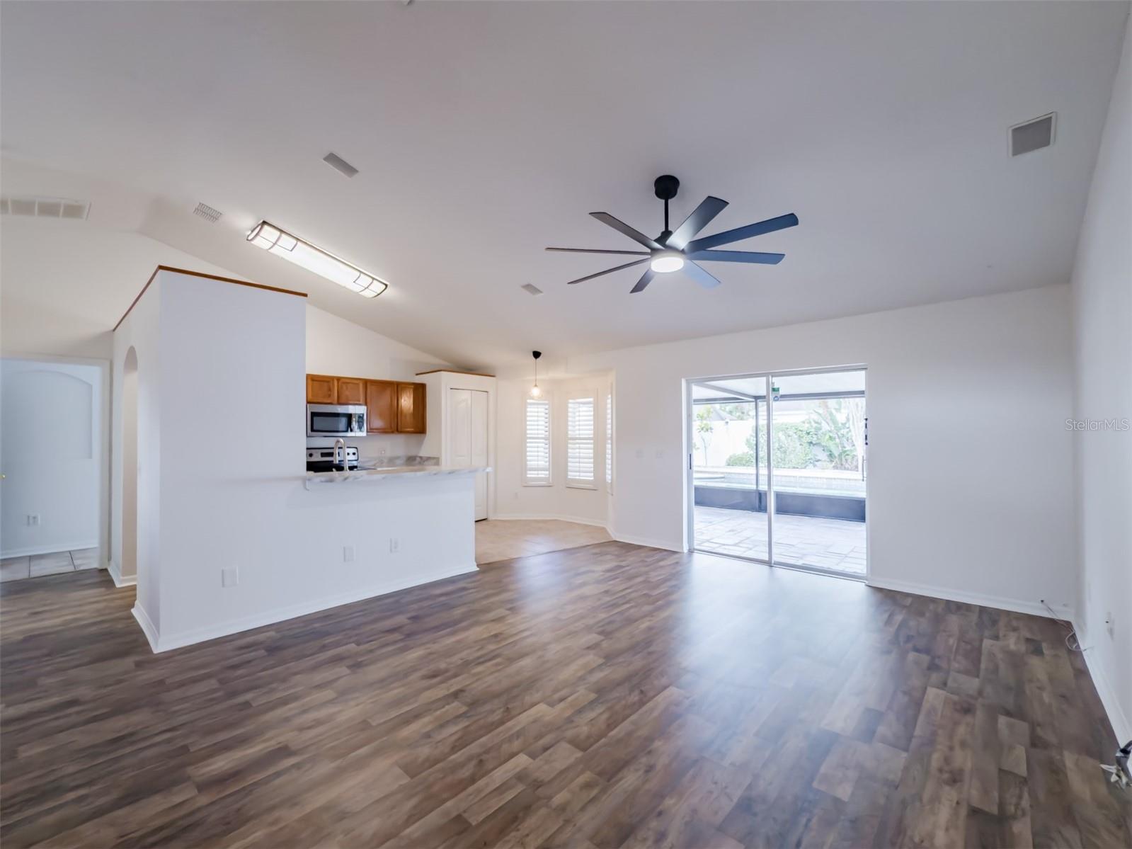 Image 19 of 40 For 14717 Redcliff Drive