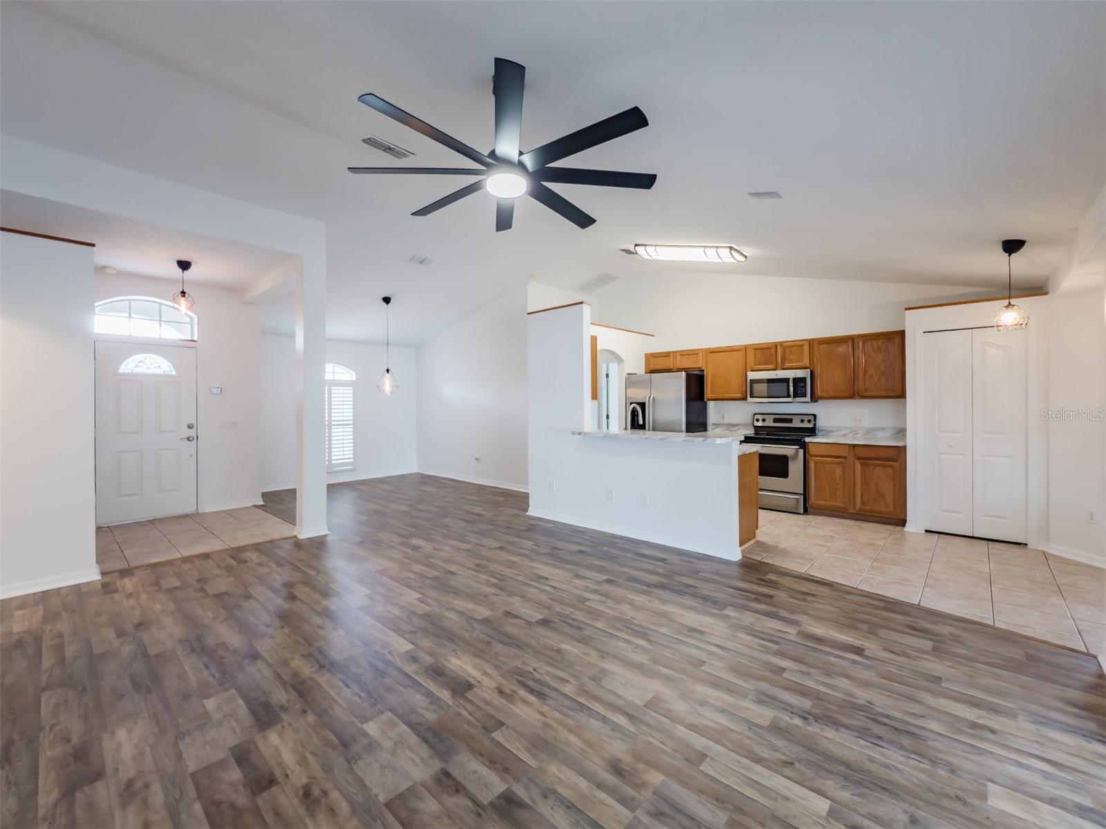 Image 21 of 40 For 14717 Redcliff Drive