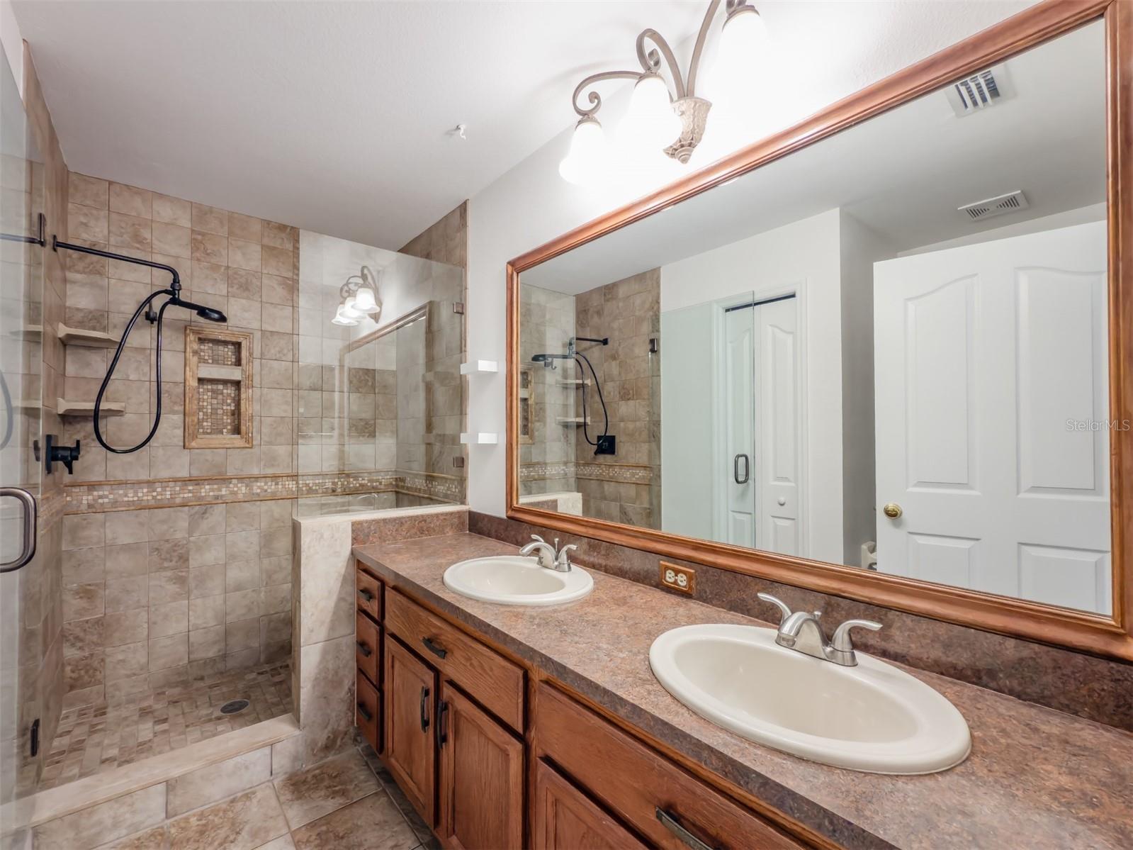 Image 27 of 40 For 14717 Redcliff Drive