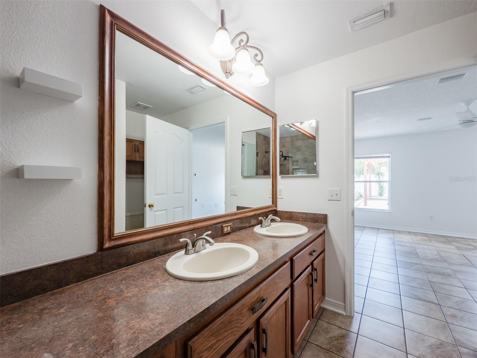 Image 29 of 40 For 14717 Redcliff Drive