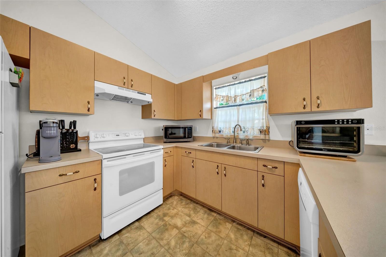 Image 14 of 43 For 4085 37th Avenue N