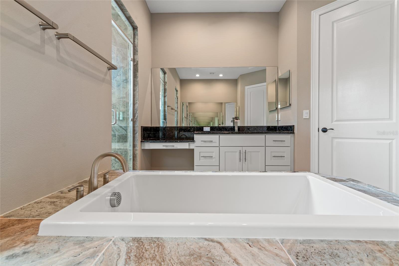 Listing photo id 18 for 7340 West Drive
