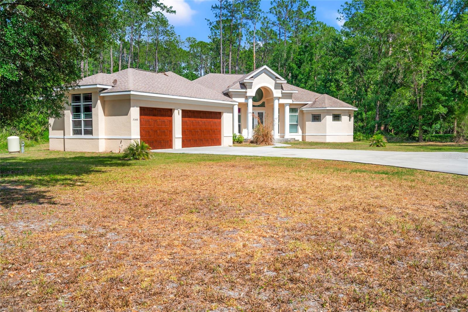 Listing photo id 3 for 7340 West Drive