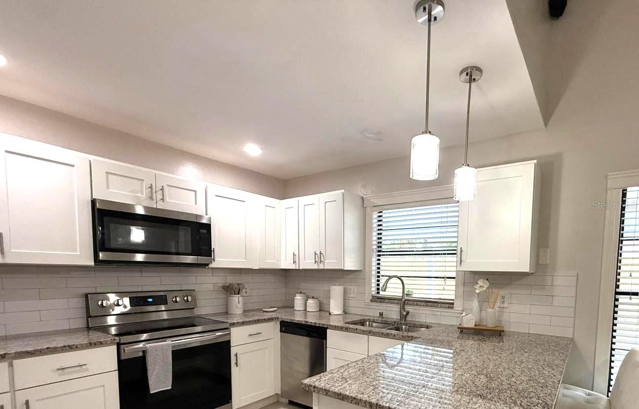 Listing photo id 8 for 11303 Hollyglen Drive