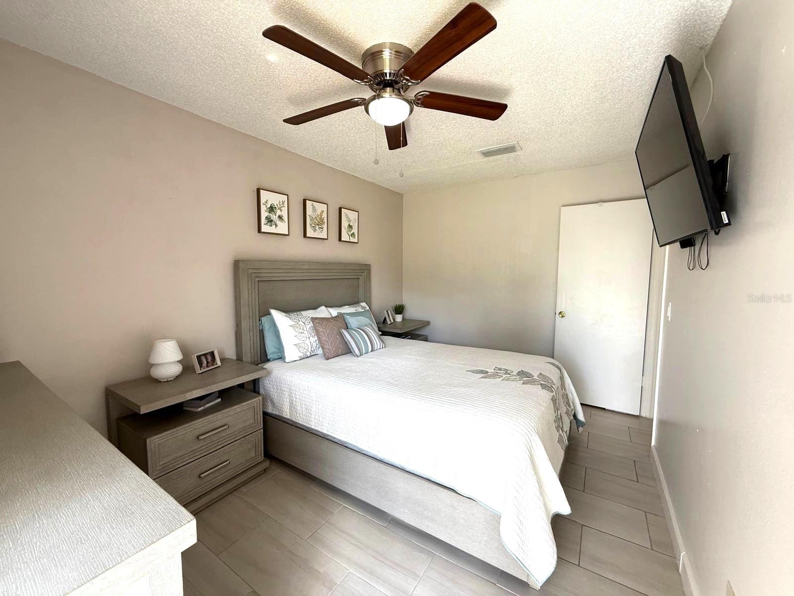 Listing photo id 11 for 11303 Hollyglen Drive