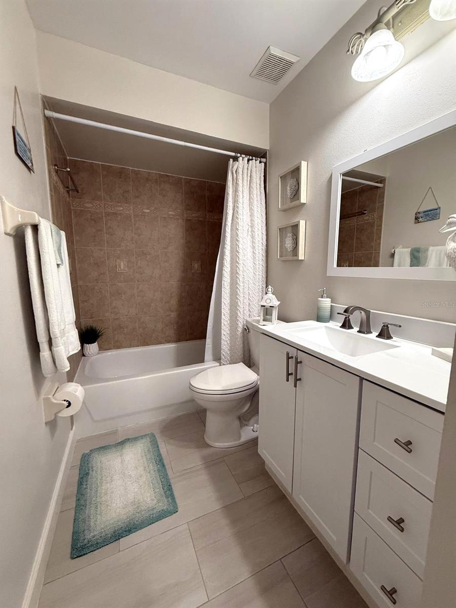 Listing photo id 12 for 11303 Hollyglen Drive
