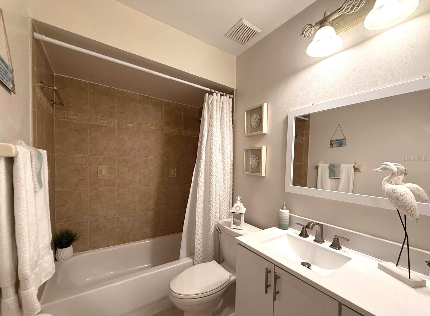 Listing photo id 13 for 11303 Hollyglen Drive