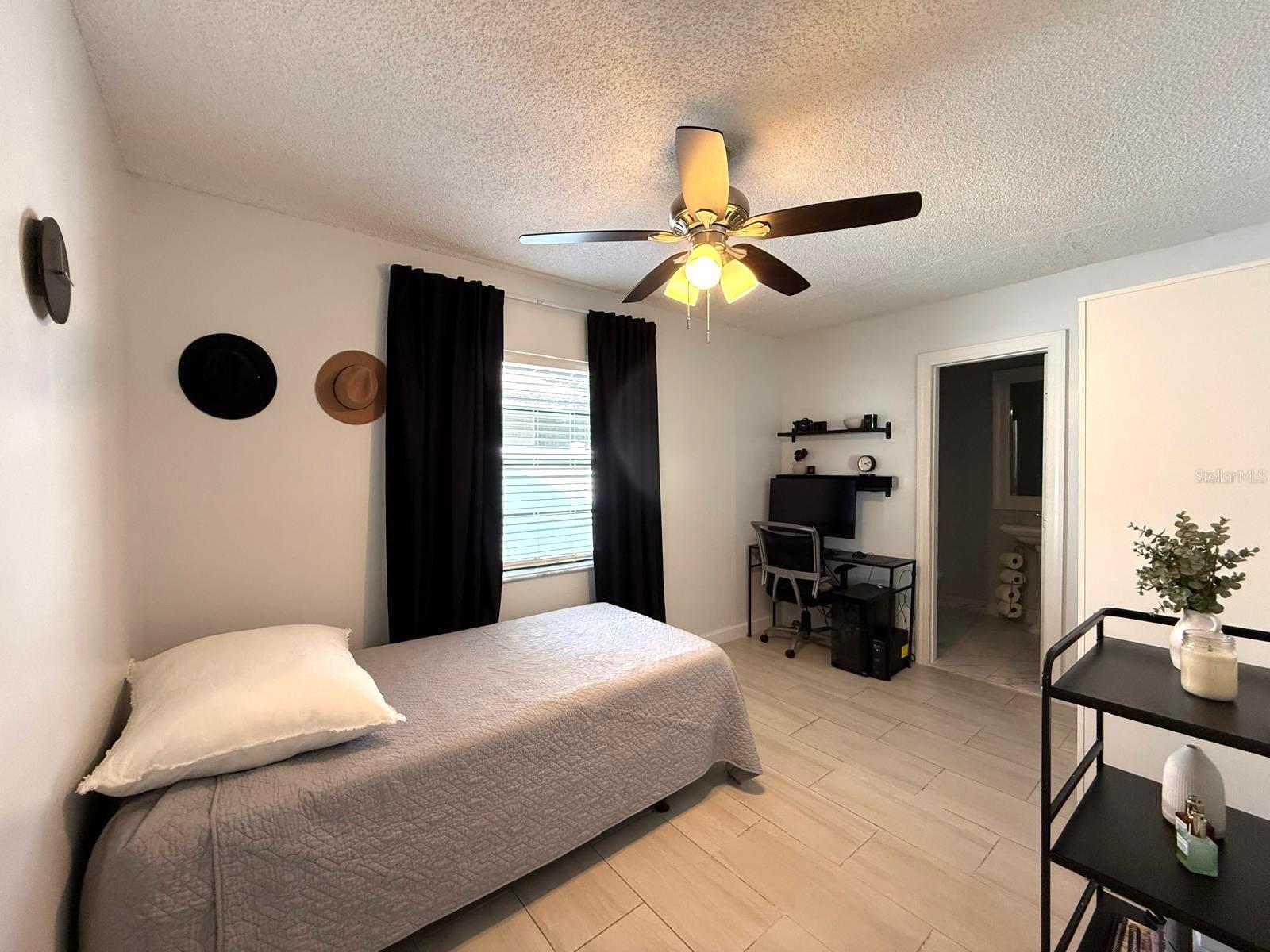 Listing photo id 14 for 11303 Hollyglen Drive