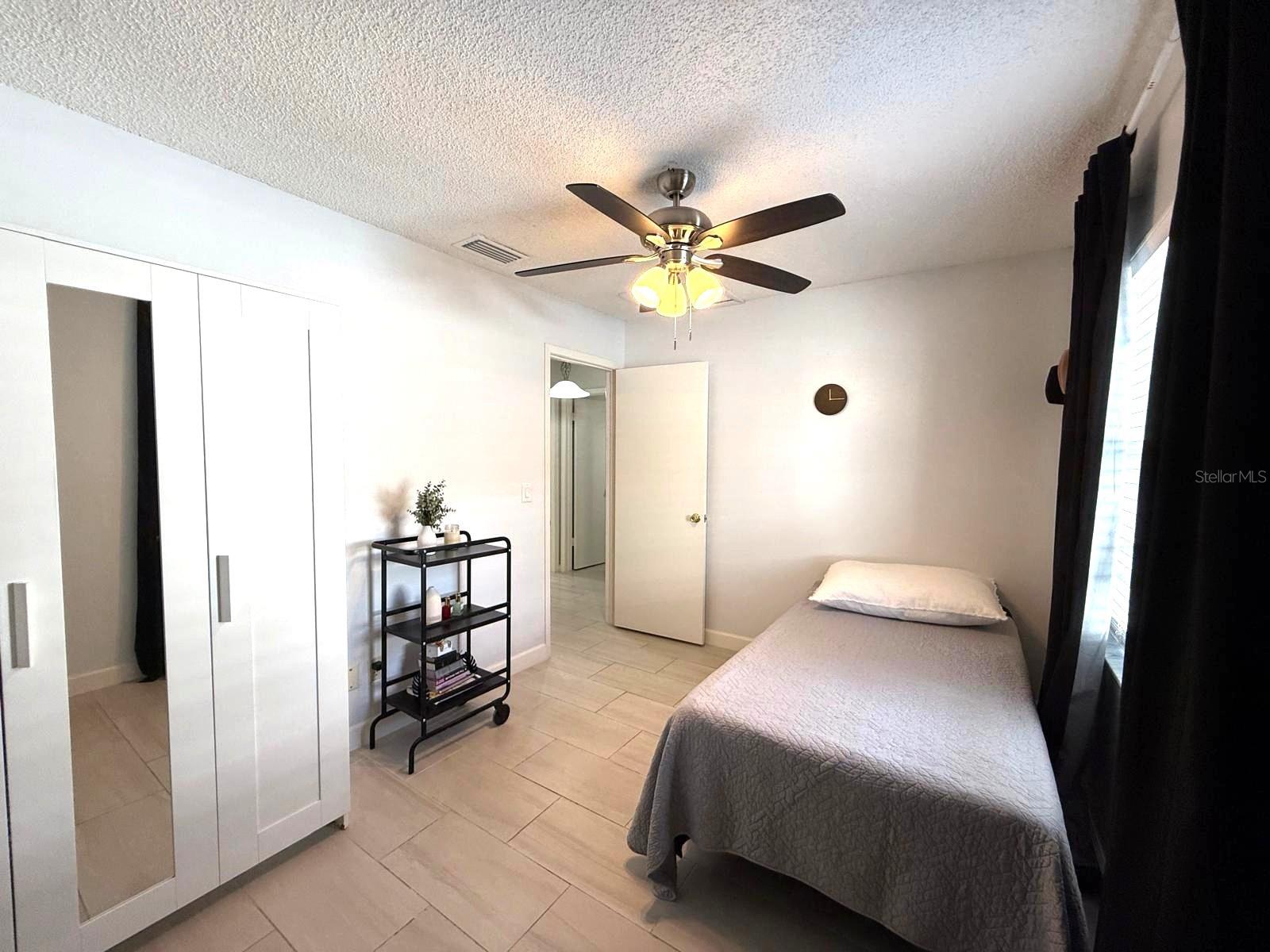 Listing photo id 15 for 11303 Hollyglen Drive