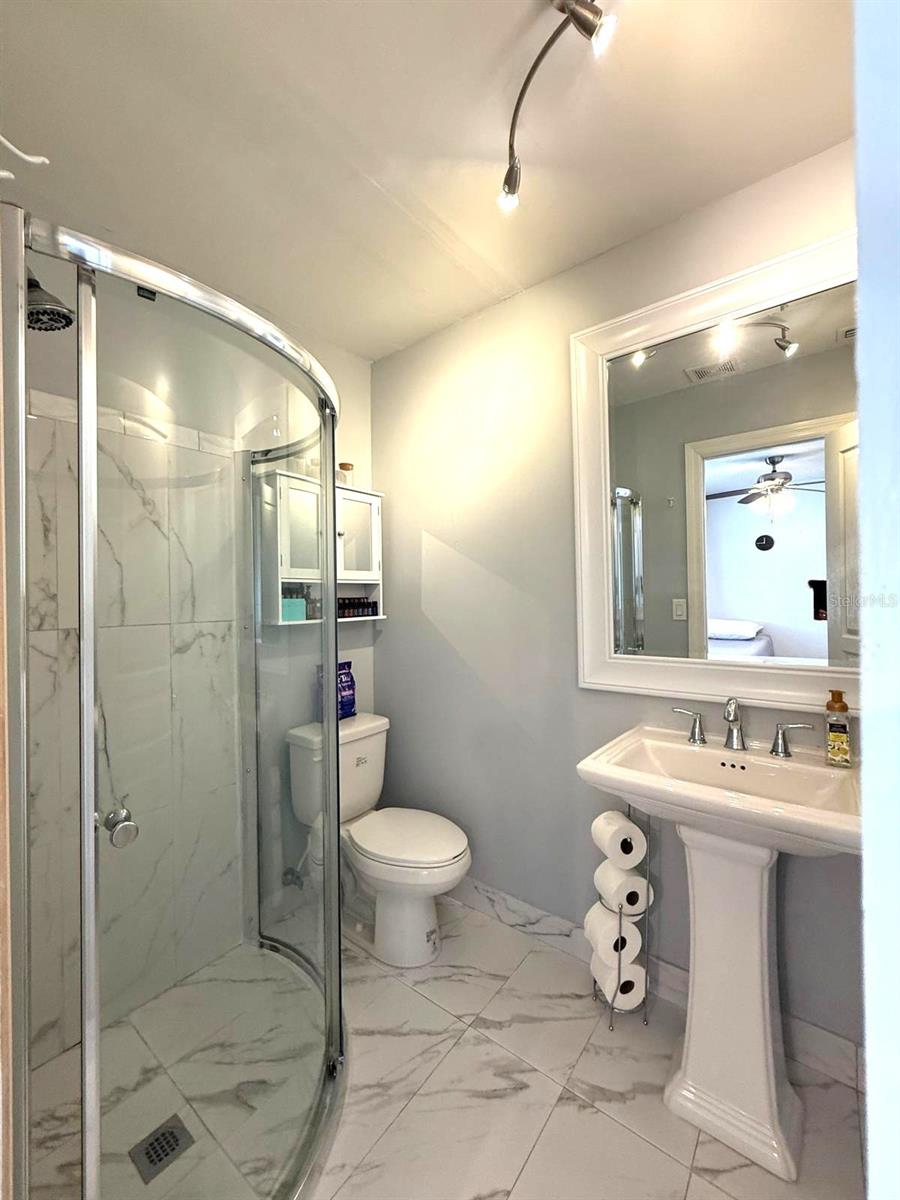 Listing photo id 16 for 11303 Hollyglen Drive