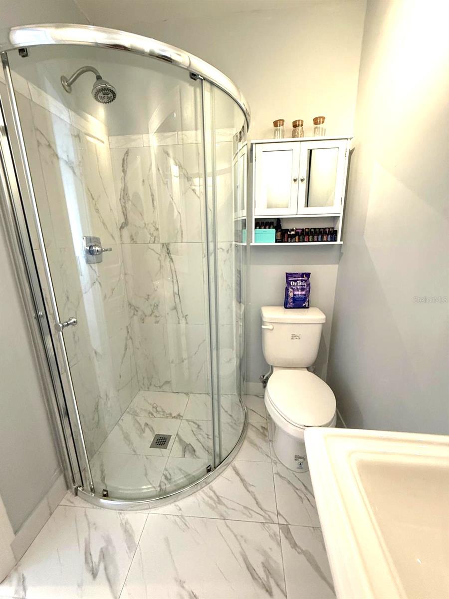Listing photo id 17 for 11303 Hollyglen Drive