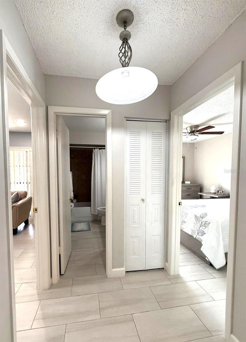 Listing photo id 18 for 11303 Hollyglen Drive