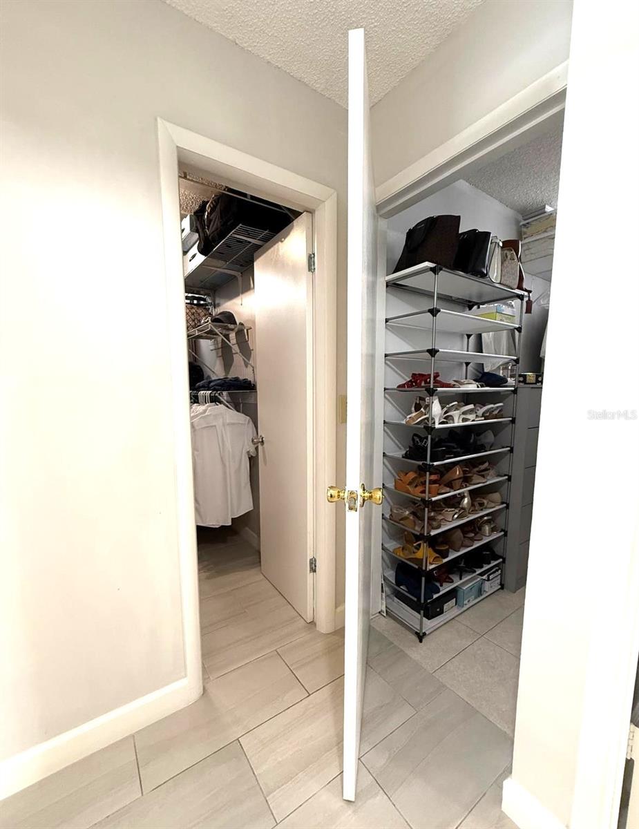 Listing photo id 21 for 11303 Hollyglen Drive