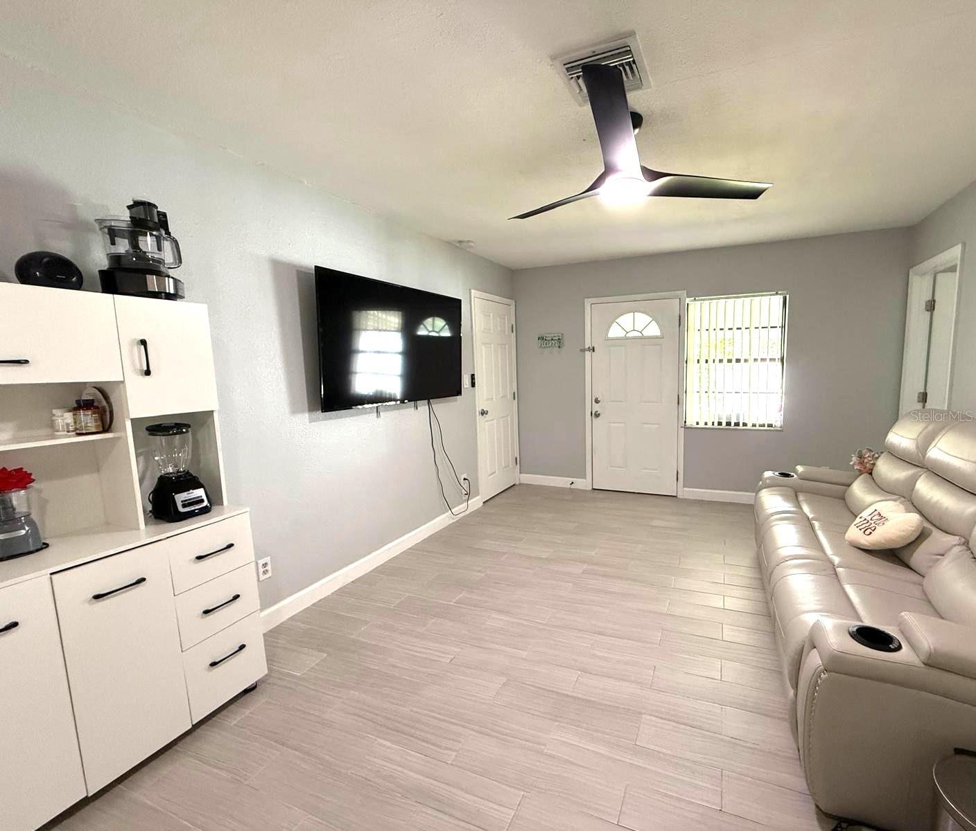 Listing photo id 24 for 11303 Hollyglen Drive