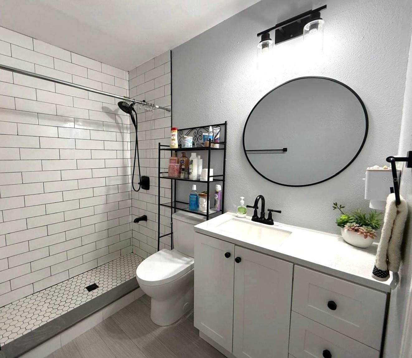Listing photo id 26 for 11303 Hollyglen Drive