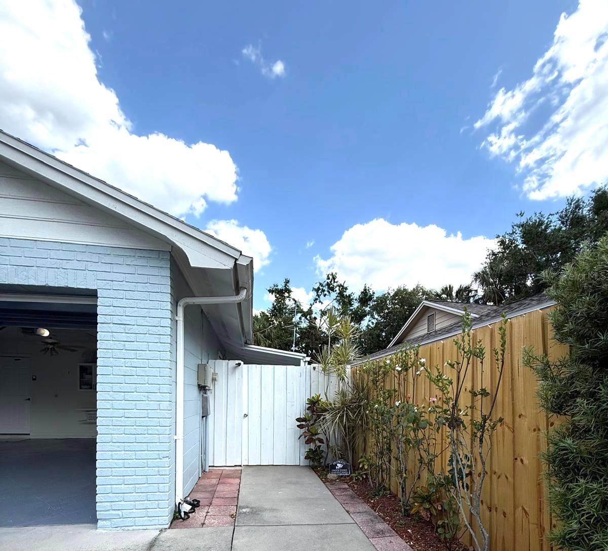 Listing photo id 30 for 11303 Hollyglen Drive
