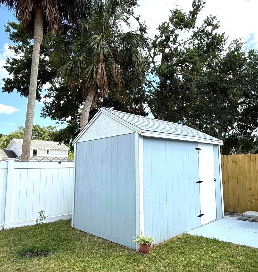 Listing photo id 35 for 11303 Hollyglen Drive