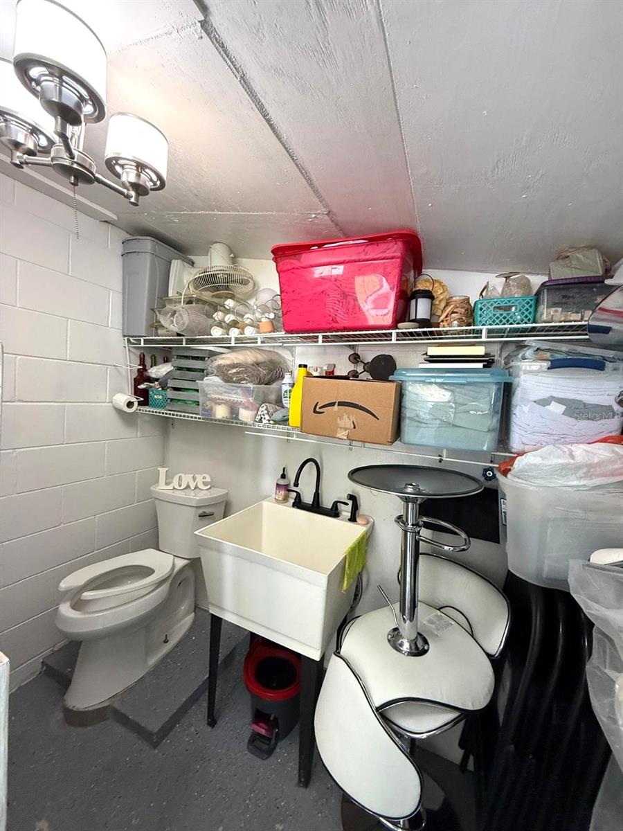 Listing photo id 40 for 11303 Hollyglen Drive