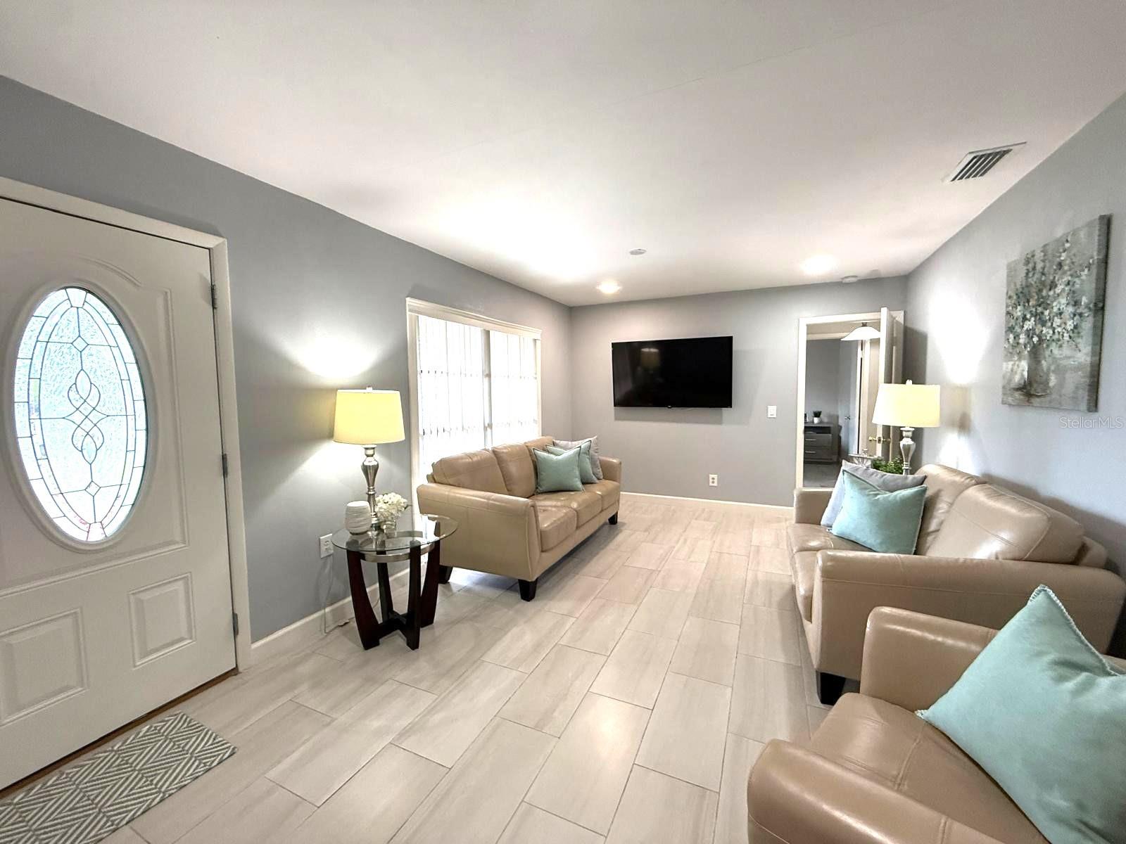 Listing photo id 3 for 11303 Hollyglen Drive