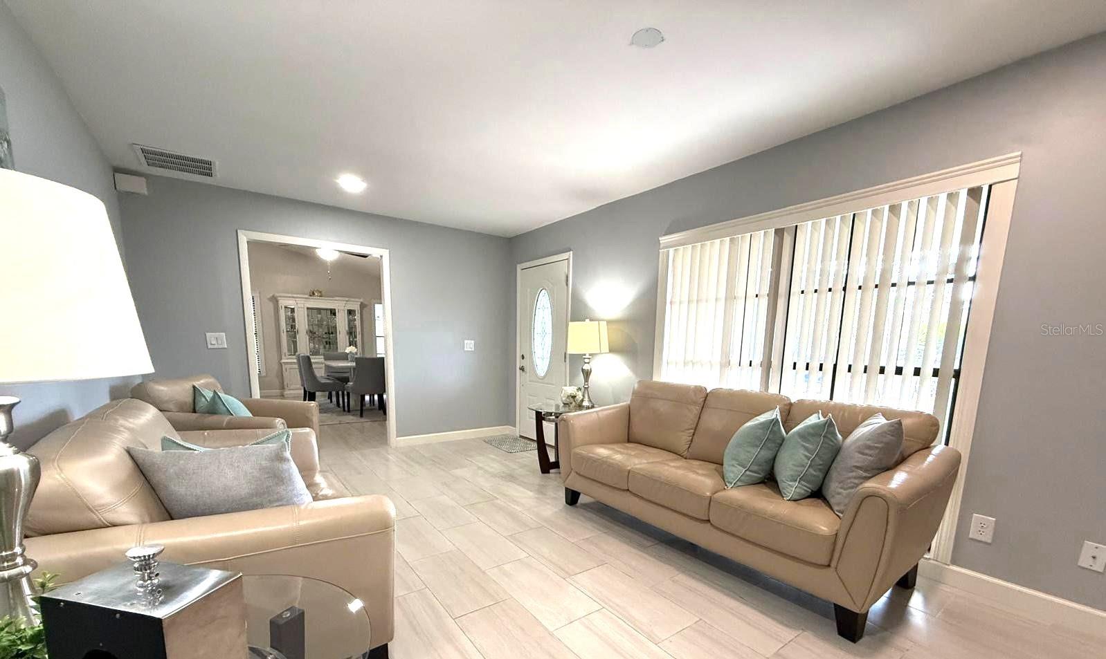 Listing photo id 4 for 11303 Hollyglen Drive