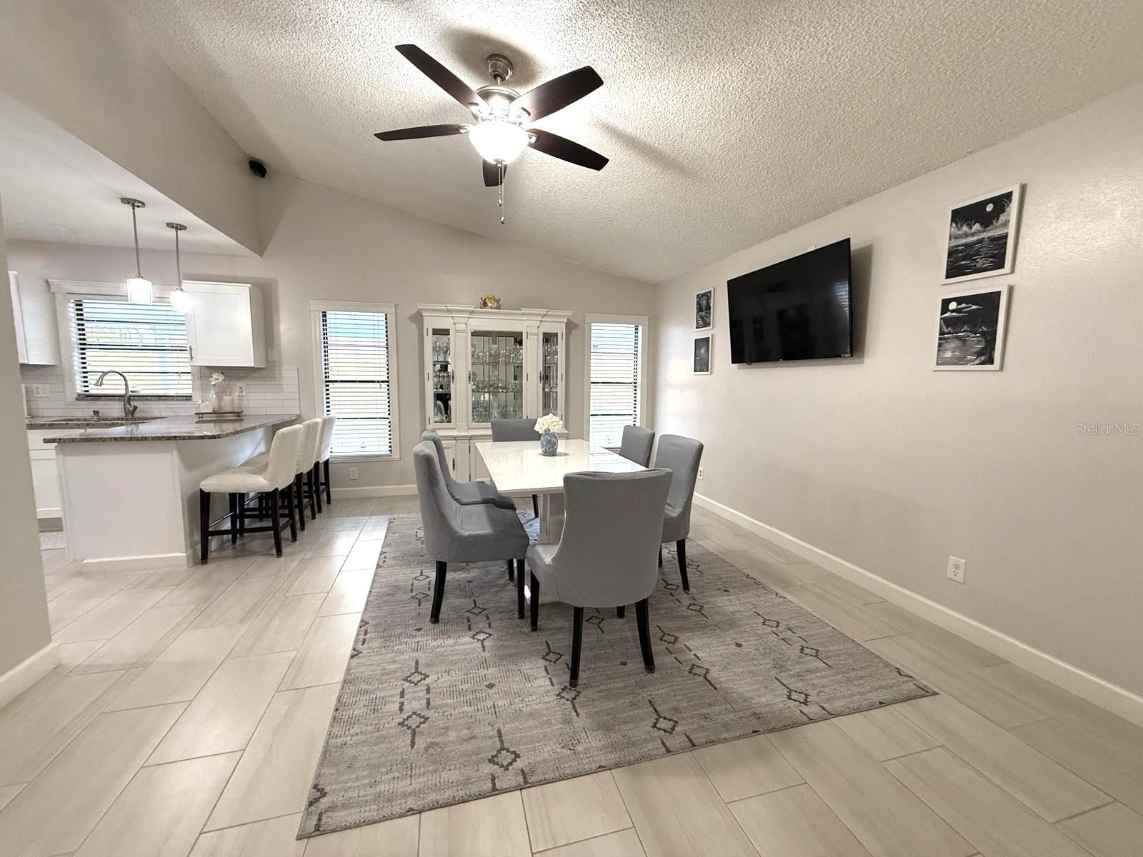 Listing photo id 5 for 11303 Hollyglen Drive