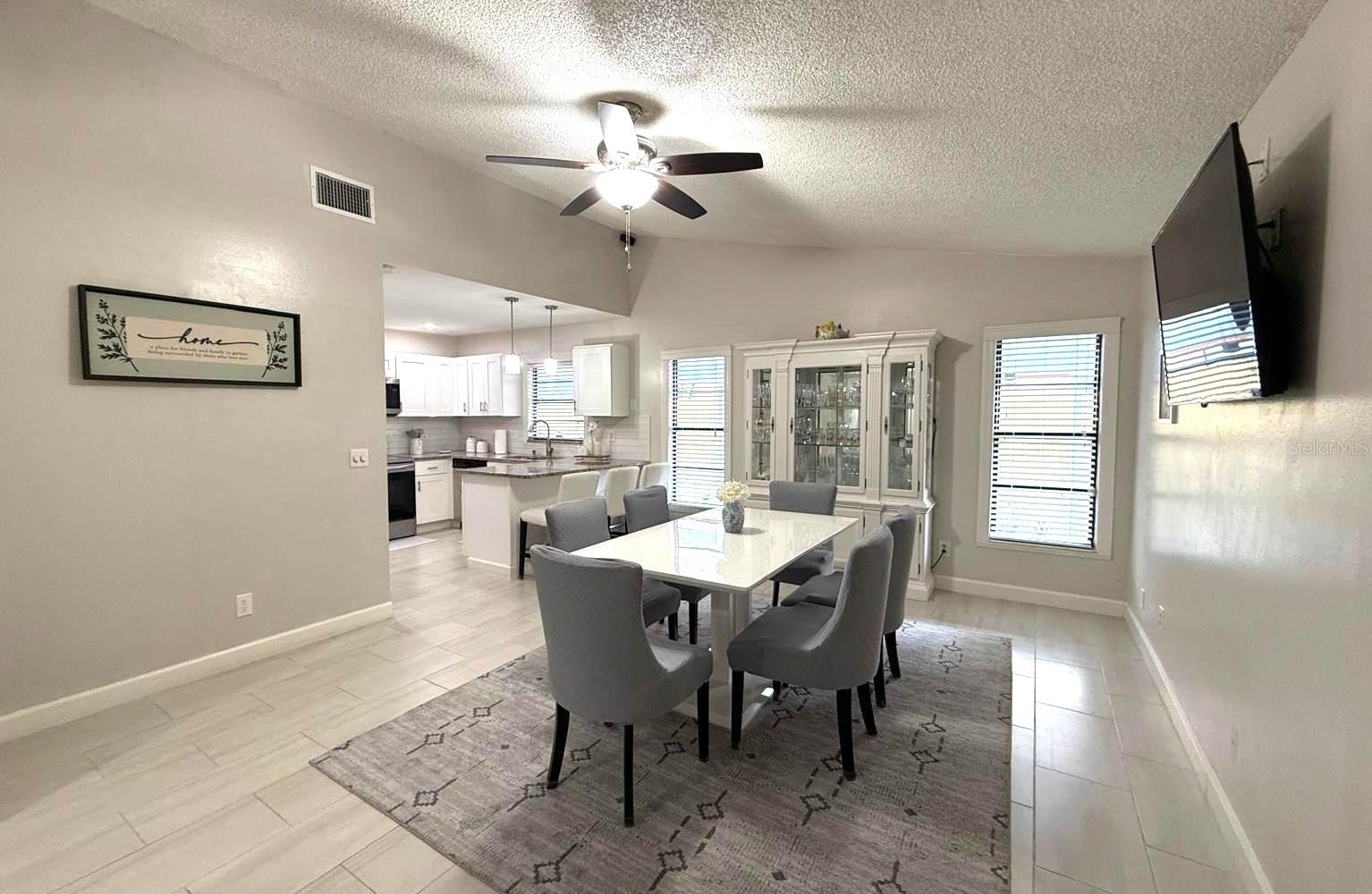 Listing photo id 6 for 11303 Hollyglen Drive
