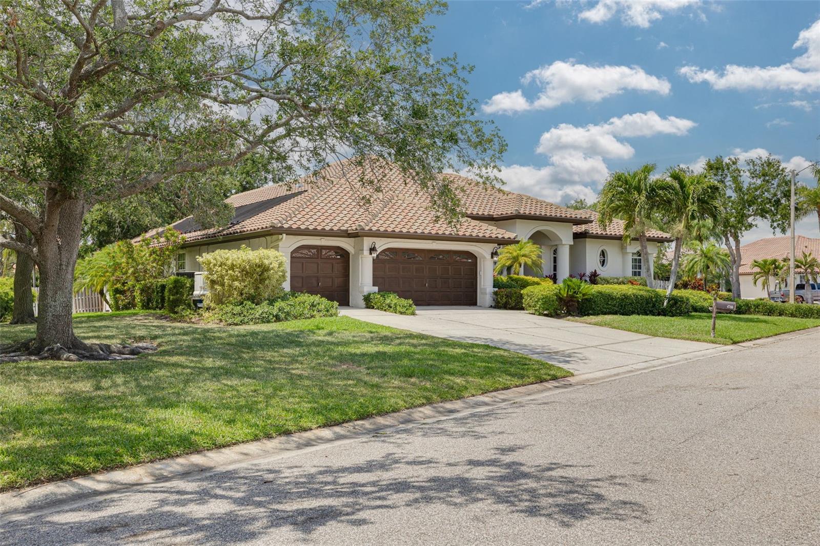 Image 3 of 45 For 4766 Royal Palm Circle Ne