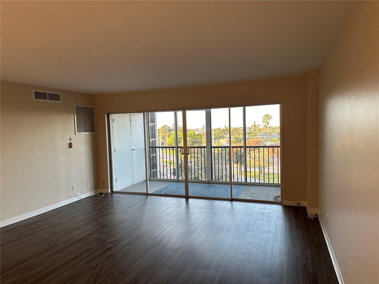Image 4 of 29 For 10355 Paradise Boulevard 414