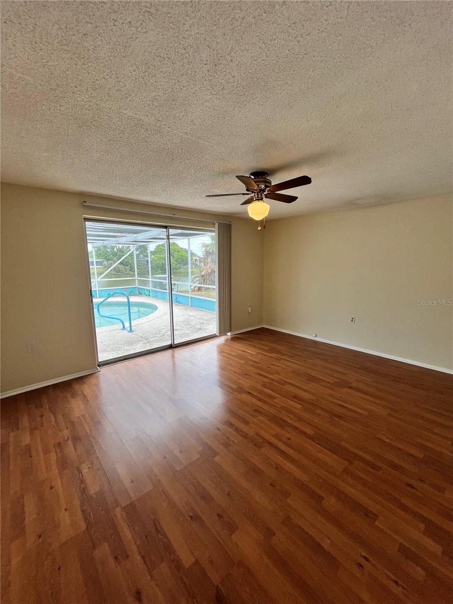 Image 11 of 21 For 7403 Populus Drive