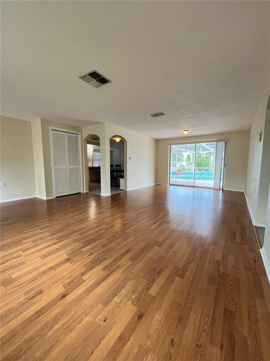 Image 4 of 21 For 7403 Populus Drive