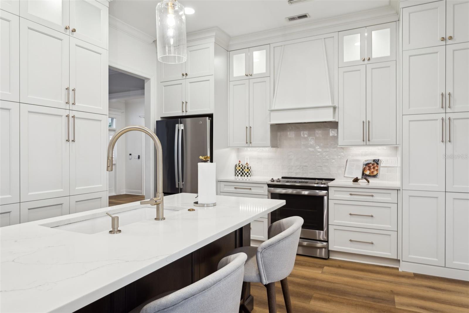 Image 11 of 55 For 15704 Mifflin Court