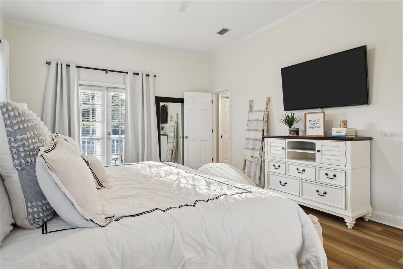 Image 22 of 55 For 15704 Mifflin Court
