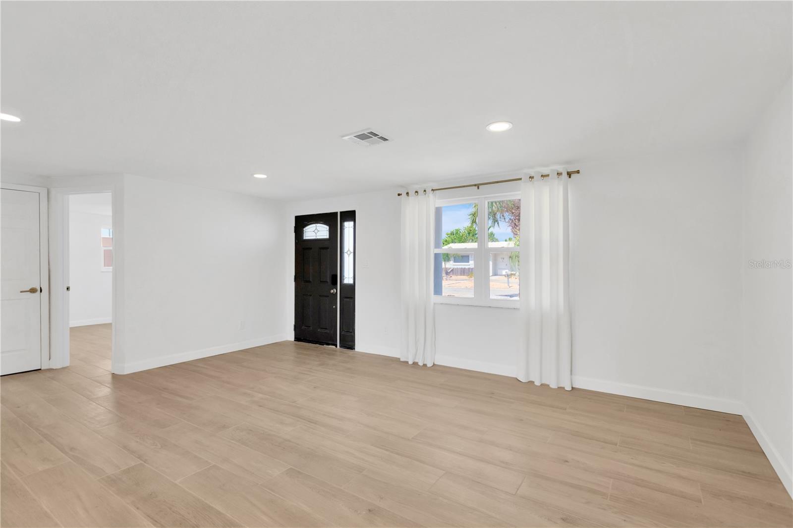 Listing photo id 14 for 13612 Veronica Drive